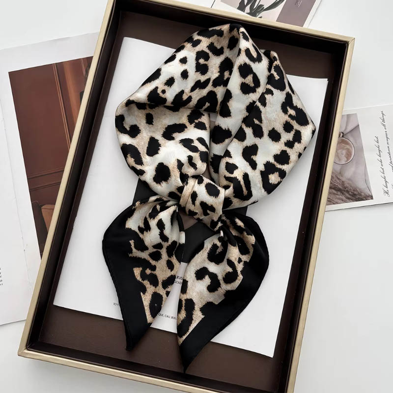 Luxe Luipaard Print Vrouwelijk - Ascot Neck Scarf recensie en prijs